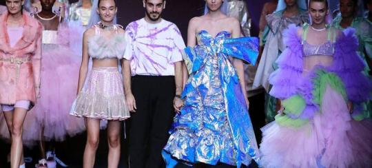 Dominnico diseñador visita alumnos de diseño de moda de cesine